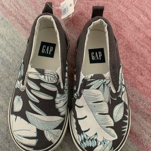 Toddler size 5 gap shoes